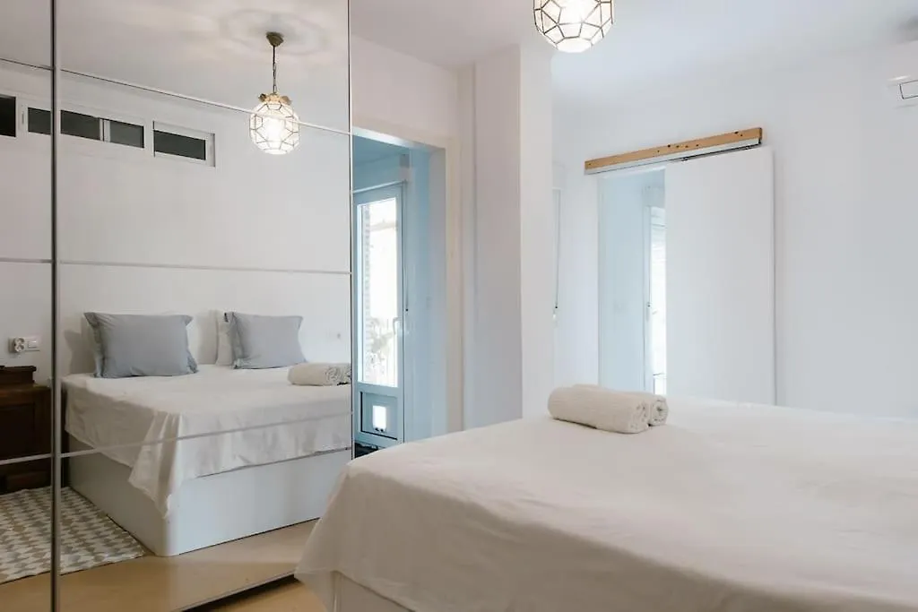 Cozy But Modern 2 Bed/Bath Perfect For Families Apartment Seville