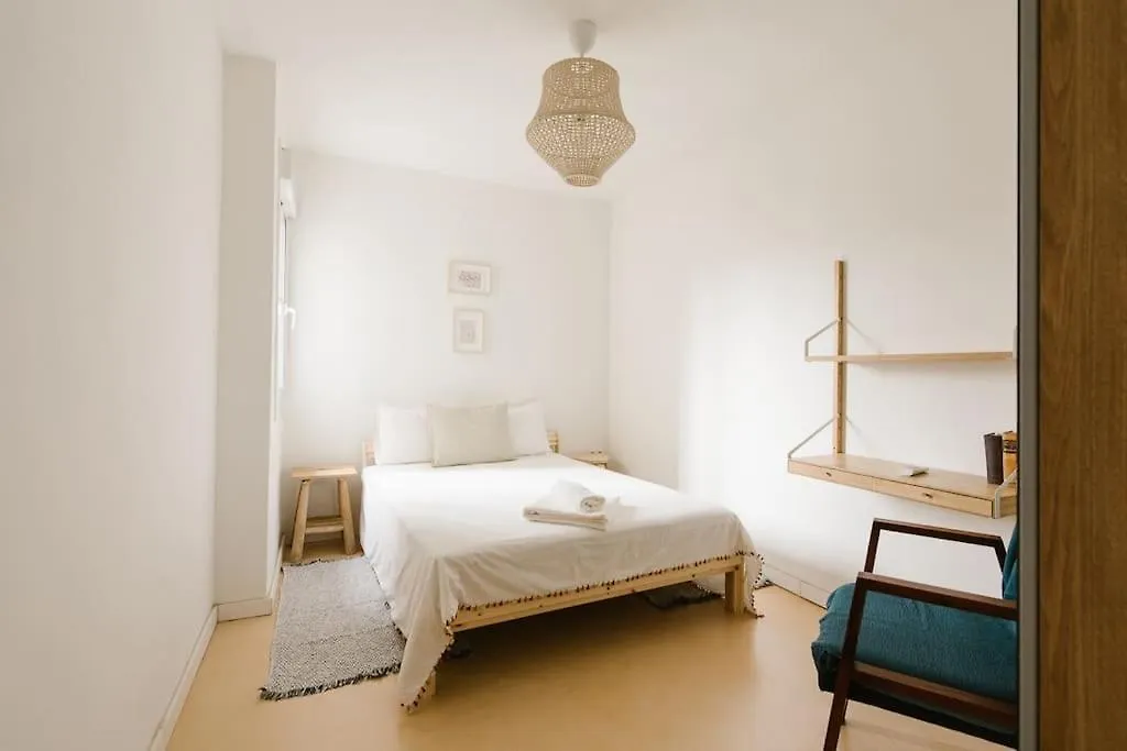 Cozy But Modern 2 Bed/Bath Perfect For Families Apartment Seville