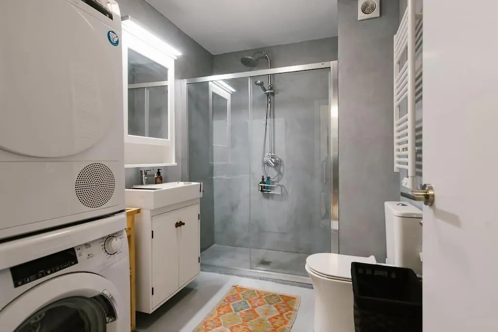 Cozy But Modern 2 Bed/Bath Perfect For Families Apartment Seville 0*,  Spain