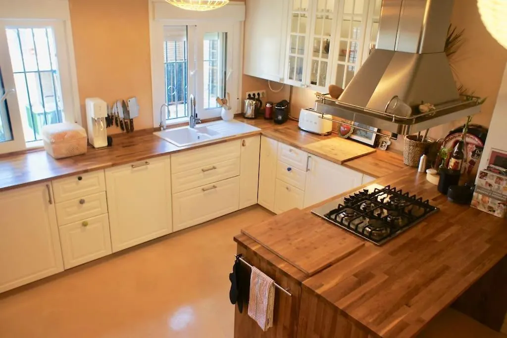 Cozy But Modern 2 Bed/Bath Perfect For Families Apartment Seville