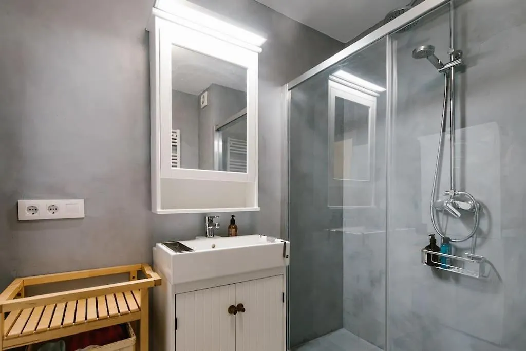 Cozy But Modern 2 Bed/Bath Perfect For Families Apartment Seville